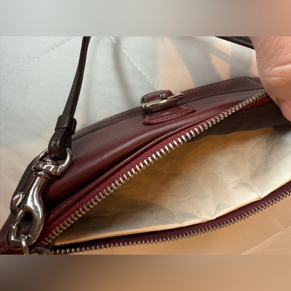 COACH Soho Leather Wristlet Clutch Snap Front Flap Pocket with Buckle Burgundy - Picture 4 of 6